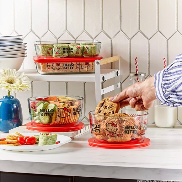 HELLO KITTY Pyrex Food Storage Container 8 Piece Set. - Picture 4 of 7